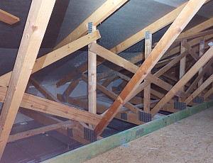 Zateplení novostavby s valbovou střechou pomocí foukané izolace